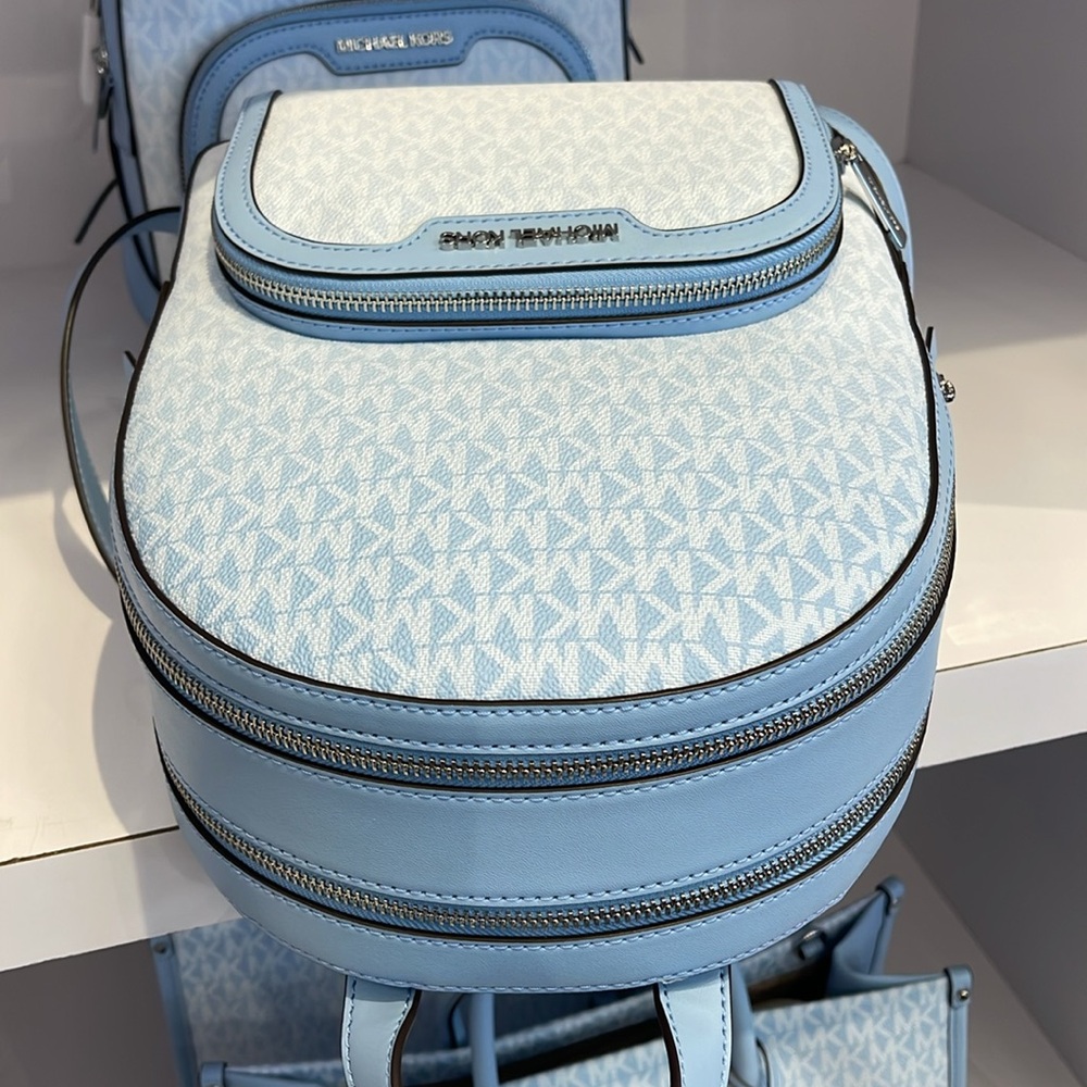 MICHAEL KORS Jaycee Medium Ombré Signature Logo Backpack
LIGHT SKY
NWT - Picture 6 of 13